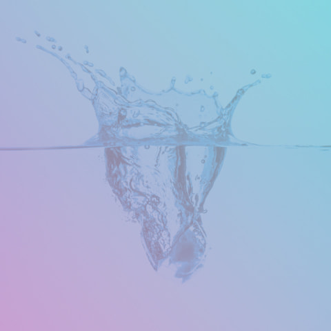 Desnivel de agua 2 - El agua que cae dentro de un jarrón de vidrio alto.